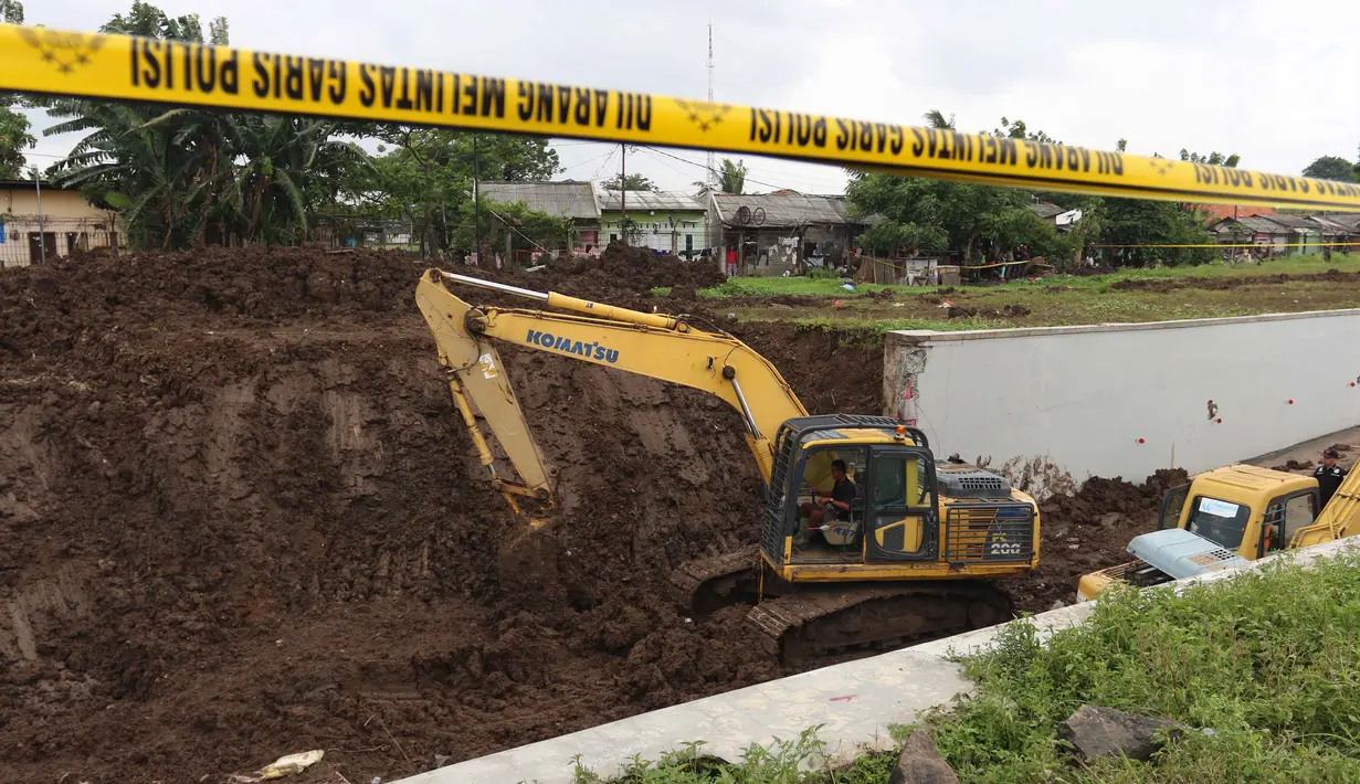Alat berat mengeruk tanah yang menimbun kendaraan di Underpass Perimeter, Bandara Soetta, Tangerang, Banten, Selasa (6/2). Enam alat berat dikerahkam untuk proses tersebut. (Liputan6.com/Angga Yuniar)