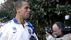 Luis Fabiano tiba di pusat latihan Timnas Brasil pada Juni 2009 di Johannesburg, Afrika Selatan. Brasil menghadapi Afsel di semifinal Piala Konfederasi pada 25 Juni. AFP PHOTO/ANTONIO SCORZA