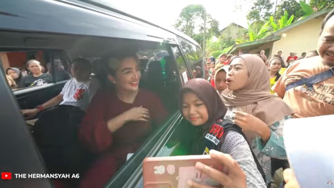 Kehadiran Ashanty dan Anang serta Thariq rupanya langsung menarik perhatian masyarakat sekitar. Mereka ingin bersalaman dan berfoto bareng.<br>