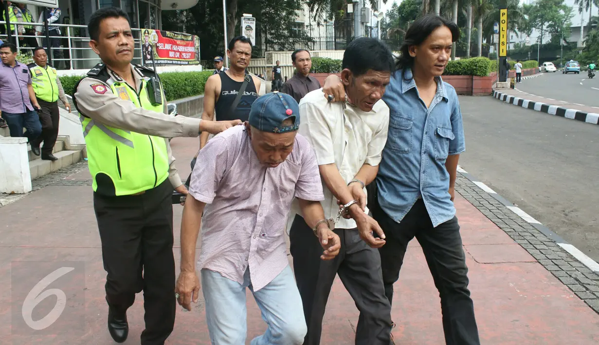 Petugas kepolisian membawa dua orang pencopet menuju Polsek Menteng dari Pospol Bundaran HI, Jakarta, Rabu (3/5). Aksi mereka di Kopaja P19 digagalkan setelah korban melawan dan mengejar hingga ke kawasan HI. (Liputan6.com/Angga Yuniar)