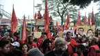 Massa membawa poster tuntutan saat menggelar aksi mendukung Haris Azhar dan Fatia Maulidiyanti di depan Pengadilan Negeri Jakarta Timur, Senin (29/5/2023). (merdeka.com/Iqbal S. Nugroho)