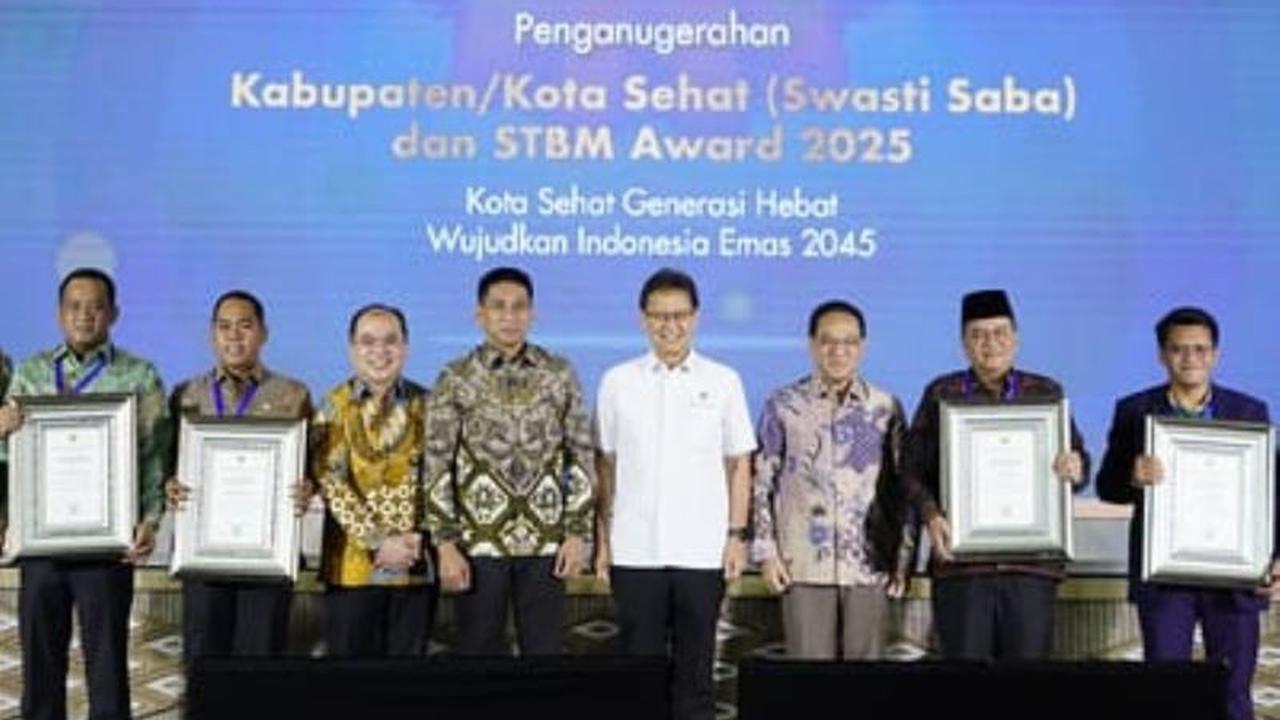 Kemenkes Anugerahkan STBM Award dan Swasti Saba 2025 kepada 196 Daerah, Dorong Lingkungan Sehat Berkelanjutan