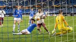 Penyerang Arsenal, Reiss Nelson saat memasukan bola ke gawang Molde pada pertandingan Grup B Liga Europa di Stadion Aker di Molde, Norwegia, Kamis (26/11/2020). Arsenal menang telak 3-0 atas Molde. (Svein Ove Ekornesvag / NTB via AP)