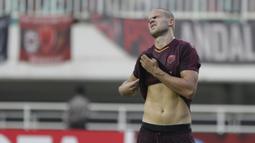 Striker PSM Makassar, Eero Markkanen, tampak kecewa usai gagal lolos ke final Zona ASEAN Piala AFC 2019 meski menang atas Becamex Binh Duong di Stadion Pakansari, Rabu (26/6). PSM menang 2-1 atas Becamex Binh Duong. (Bola.com/M Iqbal Ichsan)