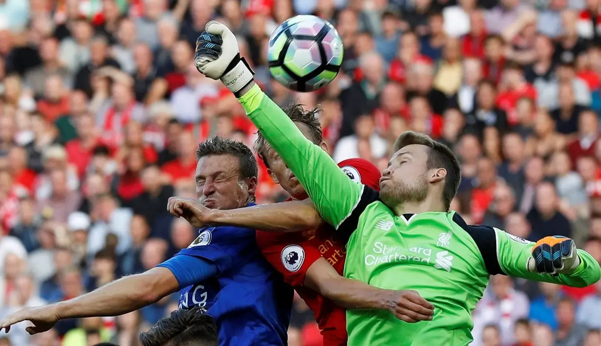 Kiper Liverpool, Simon Mignolet, berusaha menghalau bola serangan pemain Leicester City dalam laga Premier League di Stadion Anfield, Sabtu (10/9/2016). (Reuters/Darren Staples)