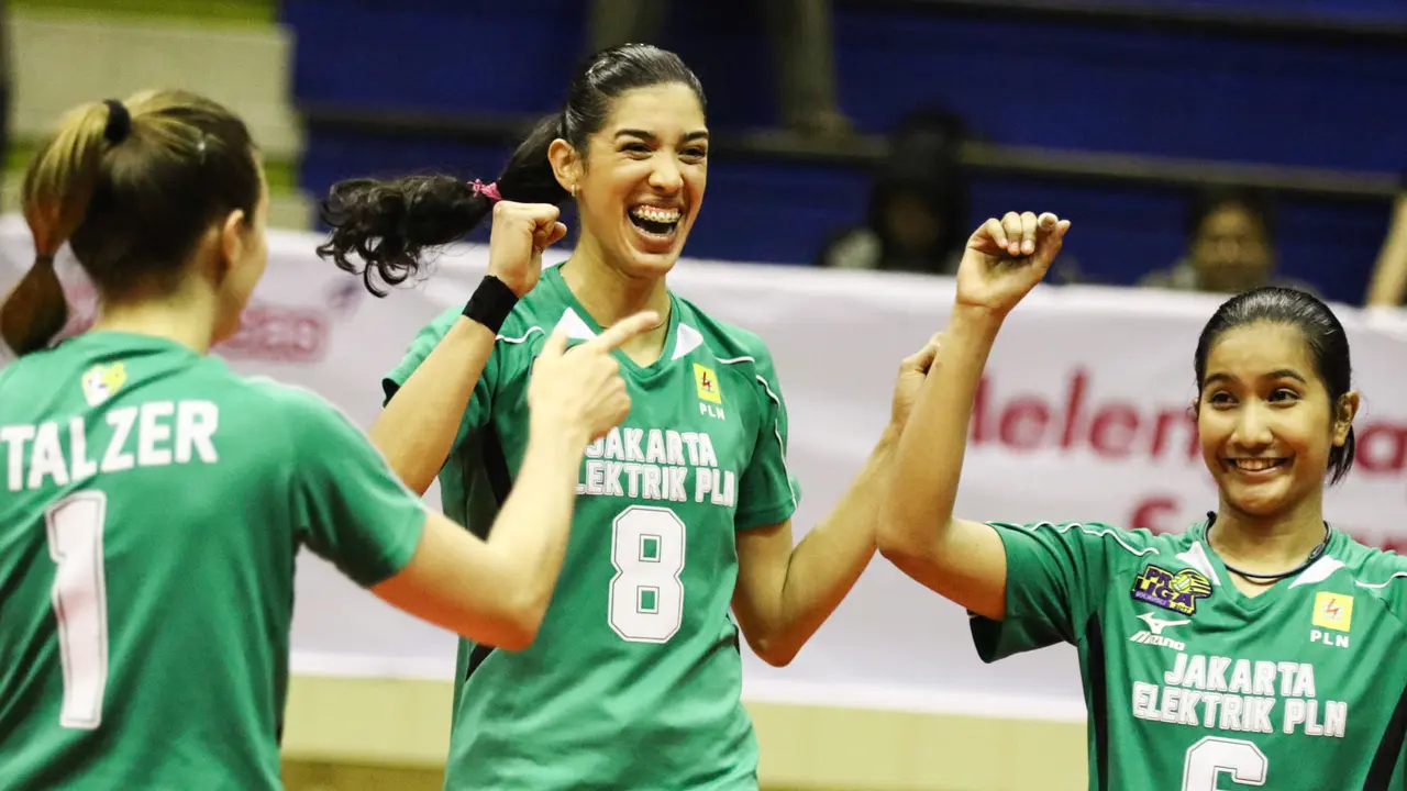Jakarta Elektrik PLN menumbangkan Jakarta PGN Popsivo Polwan 3-0 (25-20, 25-20, 25-23) pada putaran kedua final four Proliga 2017 di GOR C'Tra Arena, Bandung, Jawa Barat, Jumat (14/4/2017). Kemenangan ini membawa mereka ke final. (Liputan6.com/Yoppy Renat