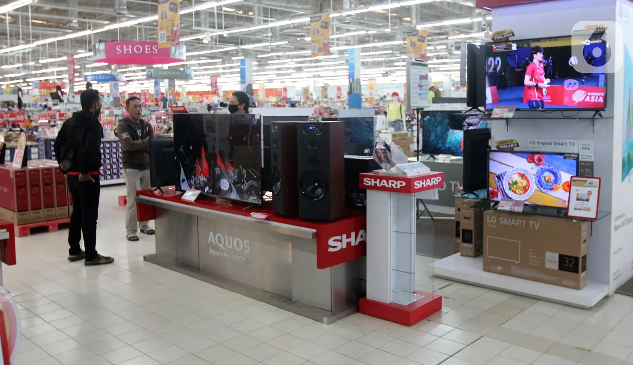Calon pembeli melhat TV Digital yang dijual di salah satu mall Kawasan Lebak Bulus, Jakarta, Selasa, (8/11/2022). Selain TV Digital penjualan set top box sebagai digital tuner  juga diklaim naik sampai 8 kali lipat. (Liputan6.com/Johan Tallo)