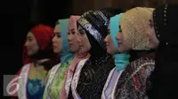 Finalis Puteri Muslimah Indonesia 2016 berpose seusai jumpa pres Puteri Muslimah Indonesia 2016  di SCTV Tower, Jakarta, Selasa (03/05). 20 finalis Puteri Muslimah akan mengikuti kegiatan karantina di Jakarta. (Liputan6.com/Herman Zakharia)