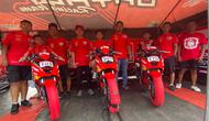 Legenda balap motor Indonesia, Ahmad Jayadi (menggunakan topi merah), bersama tim balap yang dikelolanya, Daya Jayadi Racing Team, ketika mengikuti Astra Honda Dream Cup 2026 di Sirkuit Bukit Peusar, Tasikmalaya, Minggu (24/5/2026). (Bola.com/Benediktus Gerendo Pradigdo)