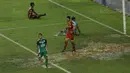 Striker PSMS Medan, Frets Butuan, melakukan selebrasi usai mencetak gol ke gawang Martapura FC pada laga Liga 2 di Stadion Patriot, Bekasi, Senin (13/11/2017). PSMS Medan menang 2-1 atas Martapura FC. (Bola.com/ M Iqbal Ichsan)