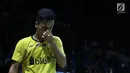 Tunggal putra Indonesia, Anthony Sinisuka Ginting tertunduk usai kalah dari Kento Momota (Jepang) pada 16 besar Indonesia Open 2018, Istora GBK, Jakarta, Kamis (5/7). Anthony Sinisuka Ginting kalah 14-21, 15-21. (Liputan6.com/Helmi Fithriansyah)