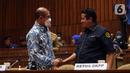 Ketua KPU Hasyim Asy’ari (kiri) bersalaman dengan Ketua DKPP Muhammad (kanan) saat rapat kerja bersama Komisi II DPR RI di Kompleks Parlemen, Senayan, Jakarta, Selasa (7/6/2022). Rapat membahas Peraturan KPU (PKPU) tentang Tahapan dan Jadwal Pemilu 2024. (Liputa6.com/Angga Yuniar)
