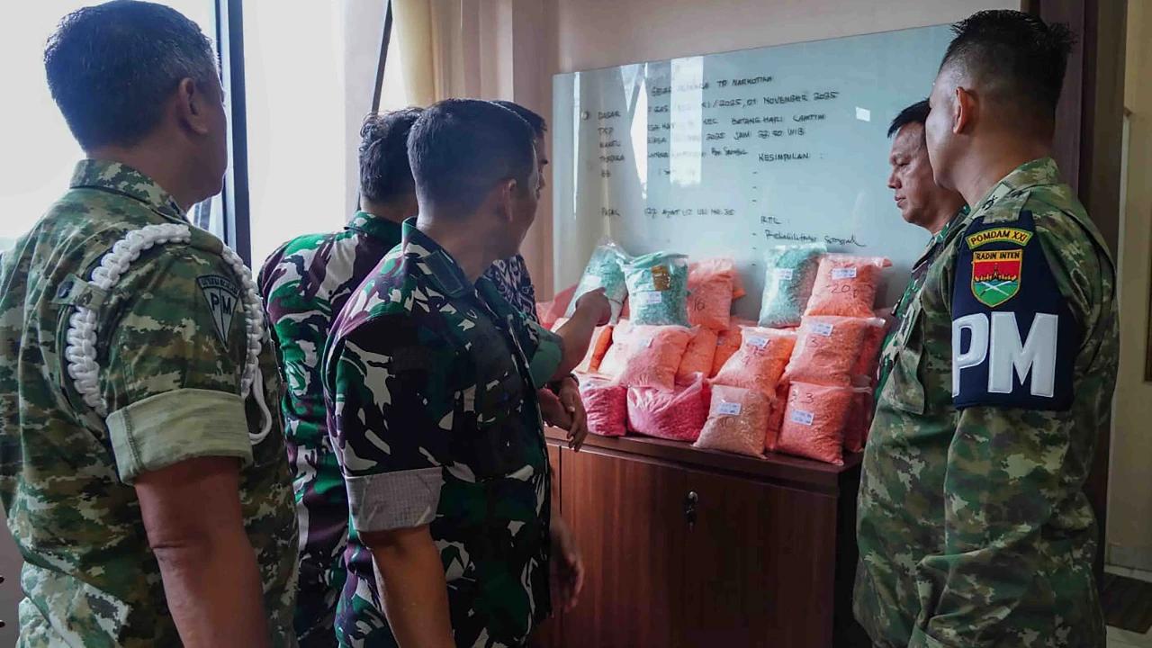 FOTO: Momen Prajurit Korem 043/Gatam Amankan Puluhan Ribu Ekstasi dari Lokasi Kecelakaan