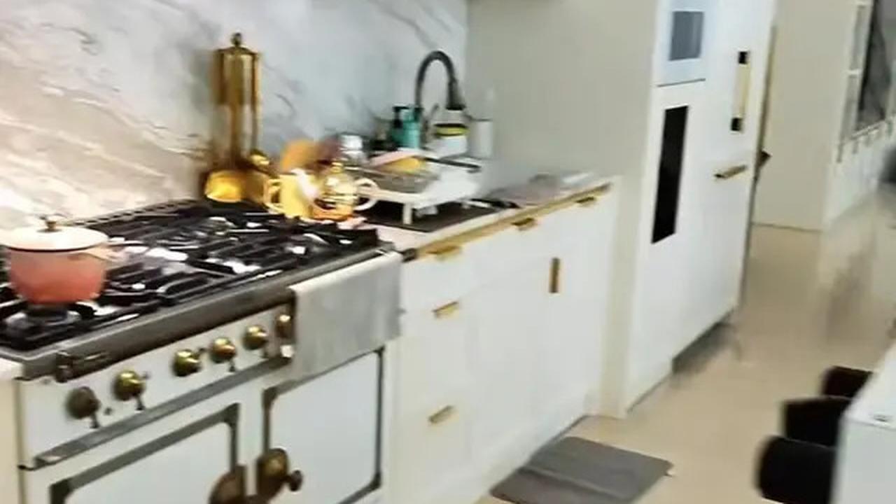 6 Potret Dapur di Rumah Ayu Dewi, Nuansa Putihnya Bikin Betah