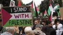 Para pengunjuk rasa memegang spanduk dan bendera saat mereka berkumpul untuk unjuk rasa pro-Palestina di Roma, Italia, Sabtu, 21 Oktober 2023. (AP Photo/Gregorio Borgia)