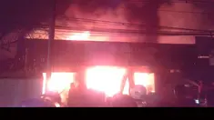 Kebakaran melanda pertokoan yang ada di sekitar pasar Cakung, Jalan Raya Bekasi, Jakarta Timur (@TMCPoldaMetro)