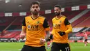 Ruben Neves sedang dalam performa yang luar biasa musim ini bersama Wolves. Kehadirannya di jantung lapangan telah membantu dalam mendikte tempo permainan. Dengan lima laga berikutnya yang relatif mudah, Ruben Neves diharapkan mampu membawa Wolves ke posisi empat besar. (AFP/Pool/Andy Rain)