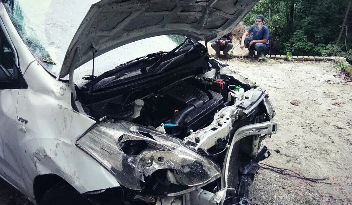 Mobil Suzuki Ertiga BM 1654 NV‎ milik sopir taksi online korban pembunuhan, jadi rongsokan karena dibuang ke jurang di Kabupaten Karo, Sumut. (Liputan6.com/M Syukur)