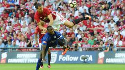Zlatan Ibrahimovic berduel dengan pemain Leicester City pada ajang Community Shield di Stadion Wembley (7/8/2016). MU menang 2-1. (EPA/Andy Rain)