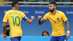 Penyerang Brasil, Neymar merayakan gol yang dicetak Gabriel Barbosa saat malawan Denmark di Olimpiade 2016 di Fonte Nova Stadium, Salvador, Brasil, (11/8). Brasil menggusur Denmark dari puncak klasemen dengan poin lima. (REUTERS/Fernando Donasci)