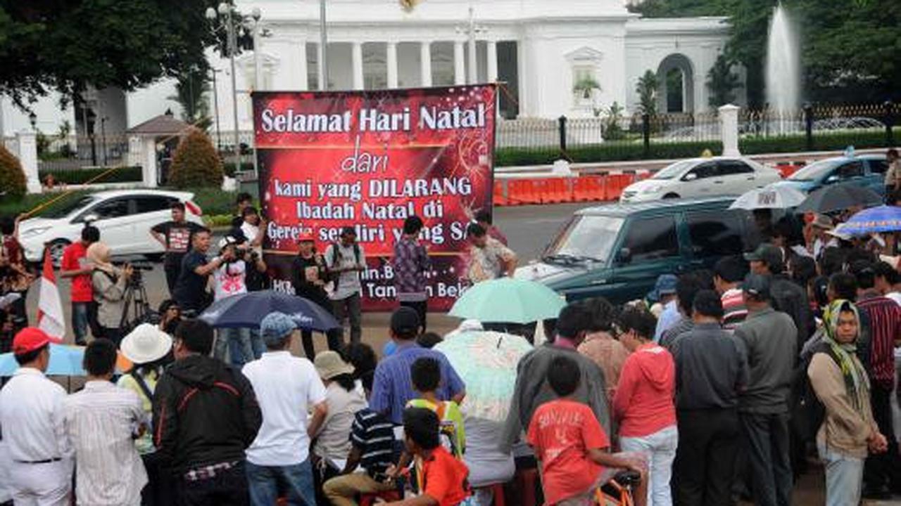 Jemaat GKI &amp; HKBP Natalan di depan Istana Presiden