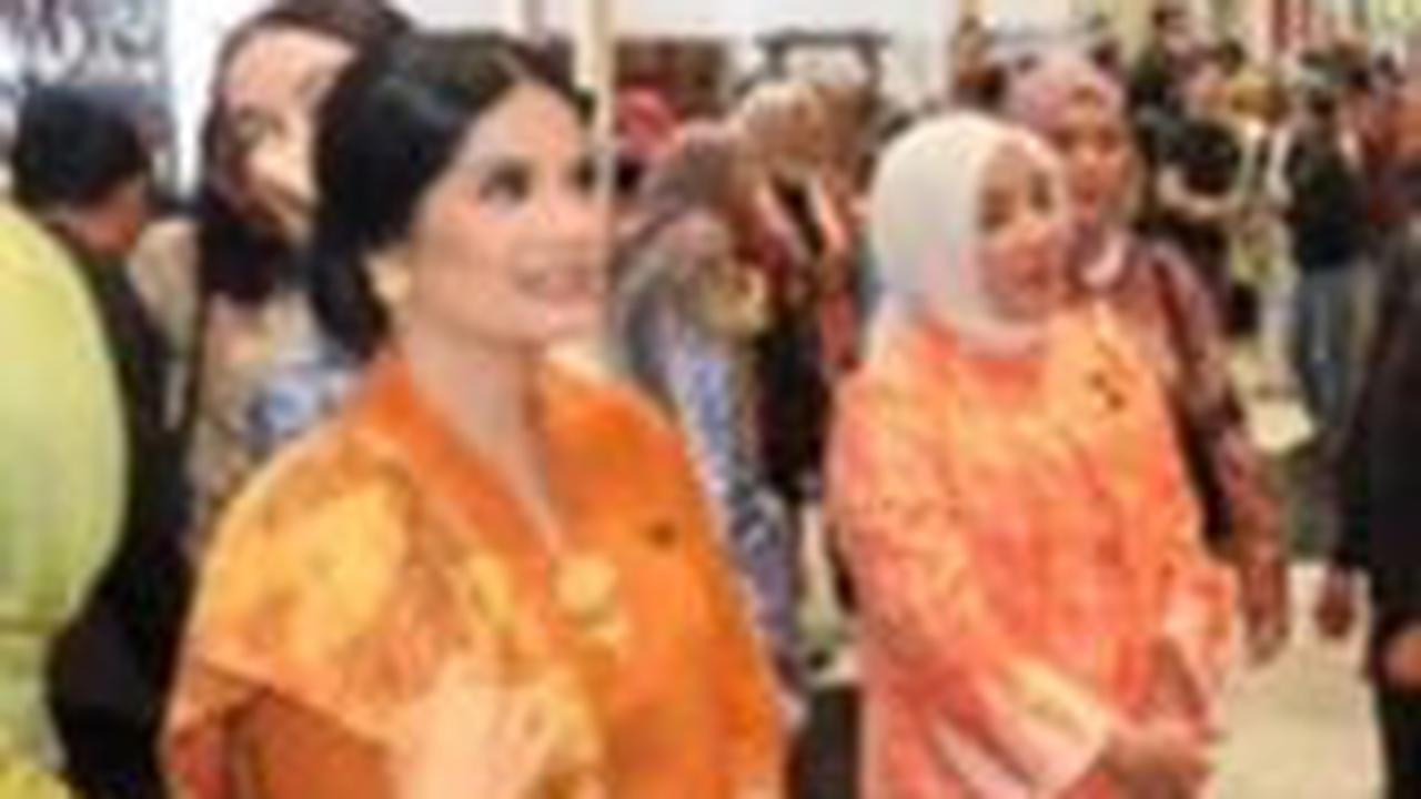 Momen itu membuatnya teringat masa lalu kala mendampingi sang mertua Ani Yudhoyono.