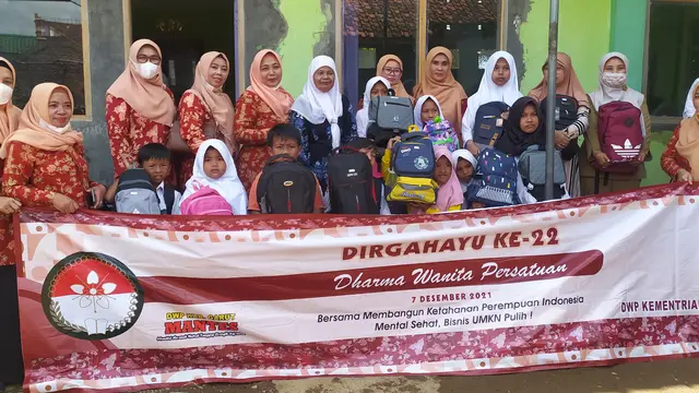 Untuk meringankan beban warga, Kemenag Garut menyerahkan puluhan item bahan material bangunan bagi lembaga dan warga terdampak banjir bandang Garut, Jawa Barat.