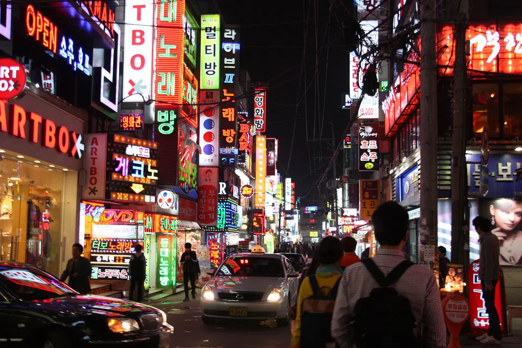 Myeongdong, Seoul, Korea Selatan. (guides.mtholyoke.edu)