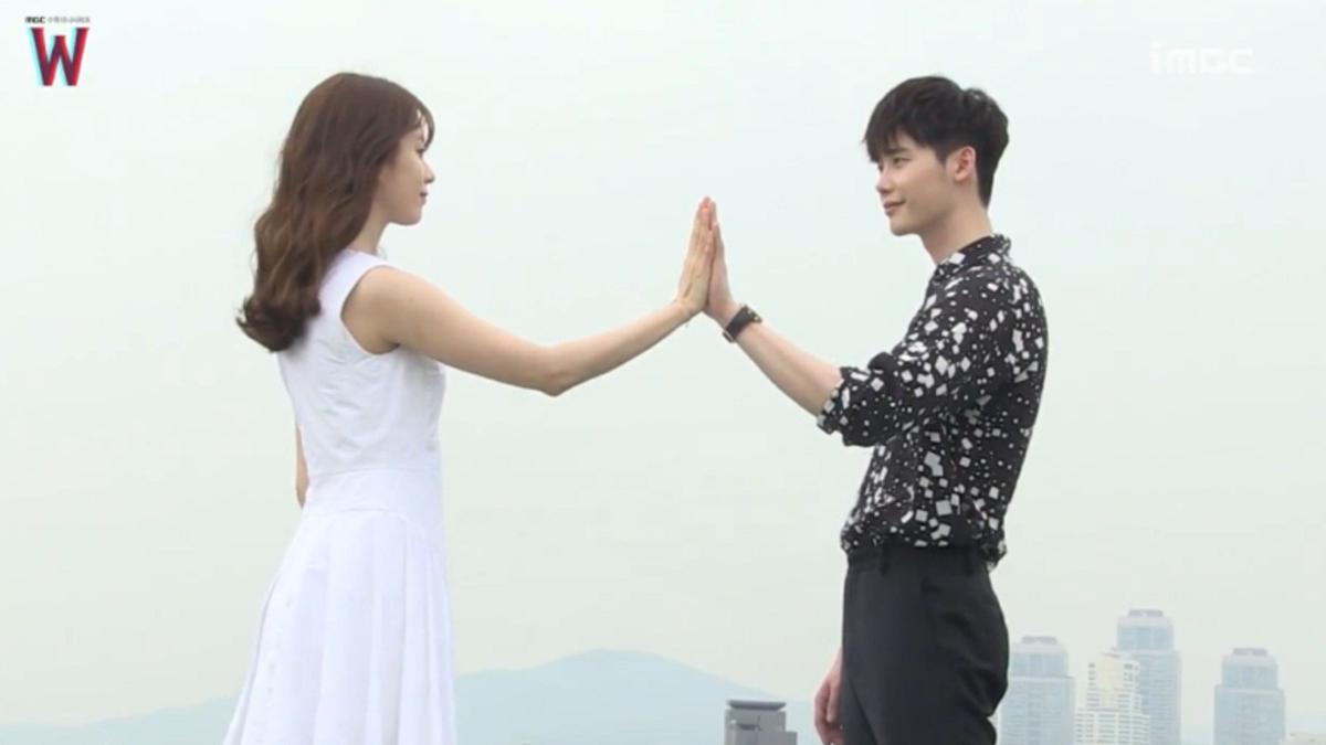 Lakukan Adegan Ciuman, Bibir Lee Jong Suk Sampai Kaku - ShowBiz