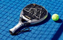 Intip Trik Aman dan Praktis Bawa Raket Padel Naik Skutik, Jangan Hanya di Dek Kaki