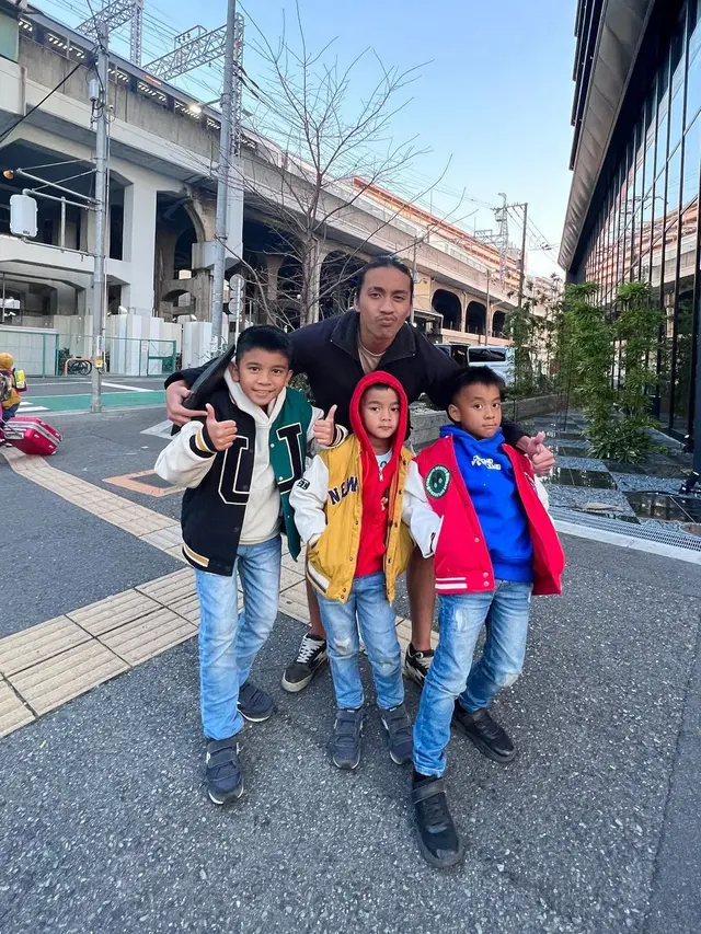 Enno Lerian dan keluarga liburan di Jepang