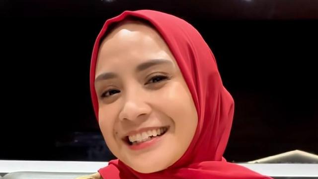 8 Gaya Hijab Simple Nagita Slavina Pakai Pashmina Berbagai Warna Sepulang Haji, Cocok Semua