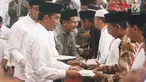 Presiden Joko Widodo saat membagikan sertifikat tanah wakaf di Masjid Raya Bani Umar, Tangerang Selatan, Jumat (22/2). Jokowi membagikan 351 sertifikat tanah wakaf untuk musala, tempat pendidikan dan pesantren. (Liputan6.com/Angga Yuniar)