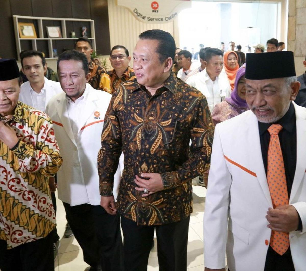 Dalam kunjungan tersebut, Bamsoet disambut oleh elite PKS seperti Presiden PKS Ahmad Syaikhu, Sekjen PKS Aboe Bakar Al Habsyi, Ketua DPP PKS Bidang Pembinaan Wilayah Sumatera Bagian Utara Tifatul Sembiring, dan Wakil Ketua Majelis Syuro PKS Hidayat Nur Wa