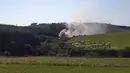 Gambar yang diambil dari rekaman video menunjukkan asap mengepul dari tempat kecelakaan kereta api dekat Stonehaven di timur laut Skotlandia (12/8/2020). Kecelakaan yang terjadi di tengah hujan lebat dan tanah longsor. (AFP/STV NEWS / ESN/Chris Harvey)