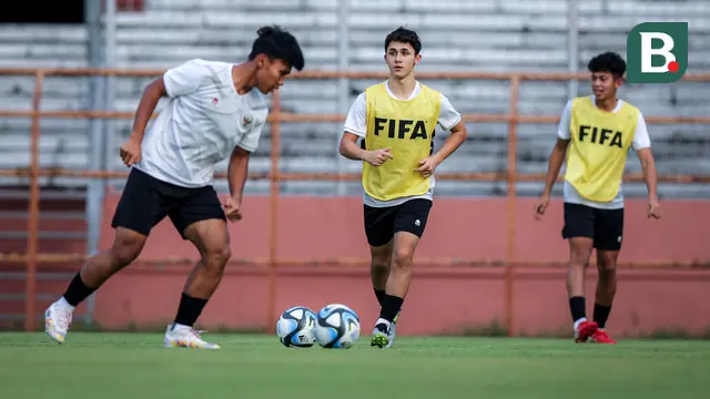Foto: Ekspresi Serius Frank Wormuth saat Latihan Resmi Timnas Indonesia U-17 Jelang Laga Laga Krusial di Piala Dunia U-17 2023