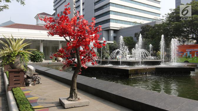 Sejumlah pohon imitasi terpasang di halaman Balai Kota DKI Jakarta, Senin (4/6). Pohon imitasi yang sempat viral terpasang di trotoar-trotoar Jakarta itu kini menghiasi halaman Gedung Balai Kota dan DPRD DKI. (Liputan6.com/Arya Manggala)