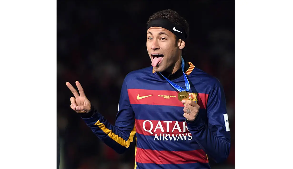 Penyerang berkebangsaan Brasil, Neymar, berpose dengan medali yang didapatnya usai menjadi jawara Piala Dunia Antarklub 2015. (AFP/Toshifumi Kitamura)