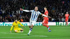Pemain Real Sociedad Mikel Oyarzabal merayakan gol ke gawang Benfica pada pertandingan sepak bola Grup D Liga Champions di Stadion Reala Arena, San Sebastian, Spanyol, Rabu (8/11/2023). (AP Photo/Alvaro Barrientos)