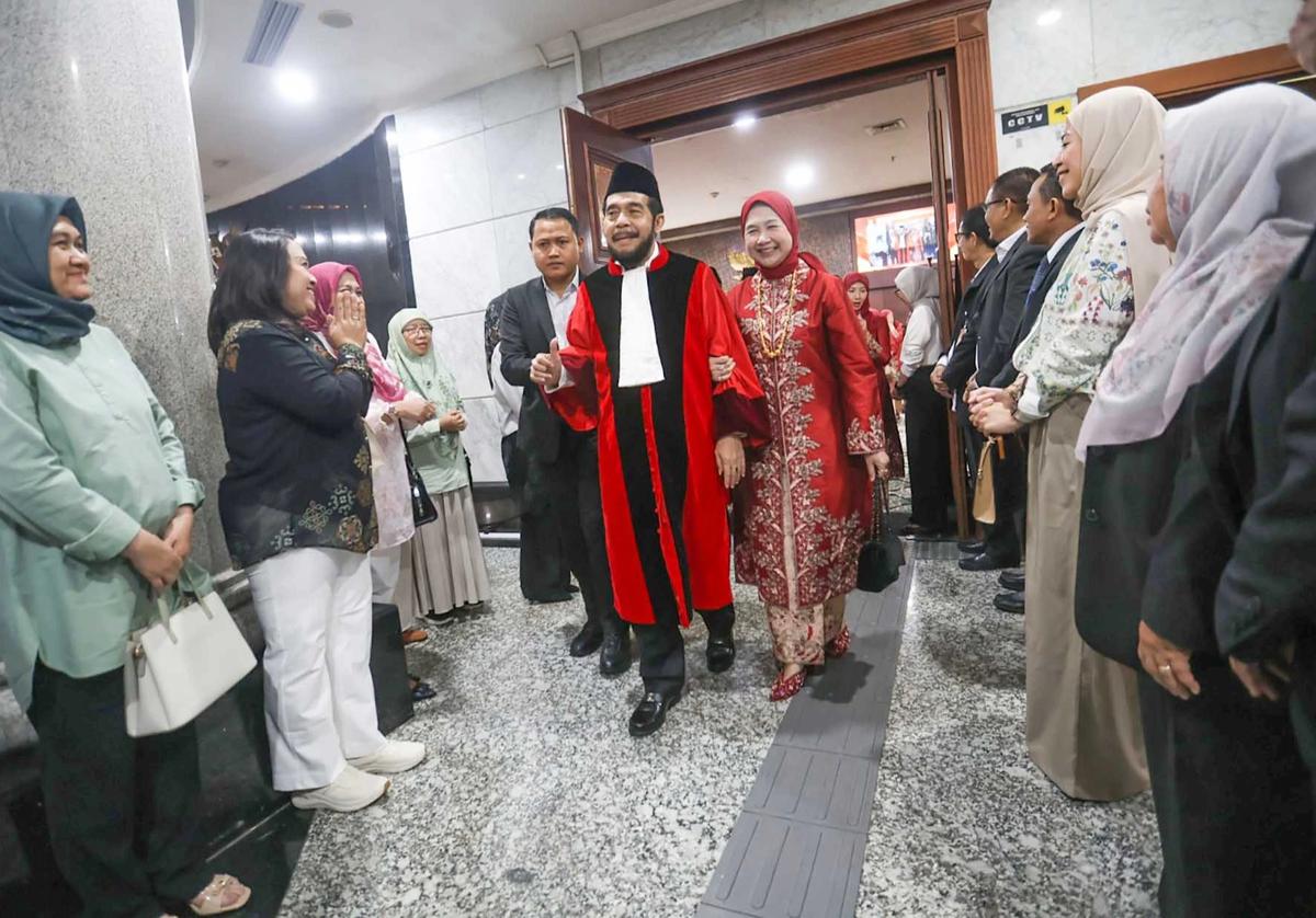 FOTO:  Detik Detik Anwar Usman Jatuh Pingsan di Gedung MK