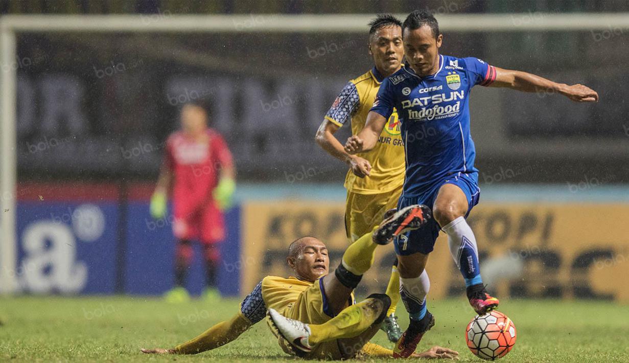 Pemain Persib, Atep, melewati pemain Barito Putera, Hansamu Yama, pada laga TSC 2016 di Stadion Pakansari, Bogor, Jawa Barat, Sabtu (13/8/2016). Persib menang 2-0 atas Barito Putera. (Bola.com/Vitalis Yogi Trisna)(Bola.com/Vitalis Yogi Trisna)