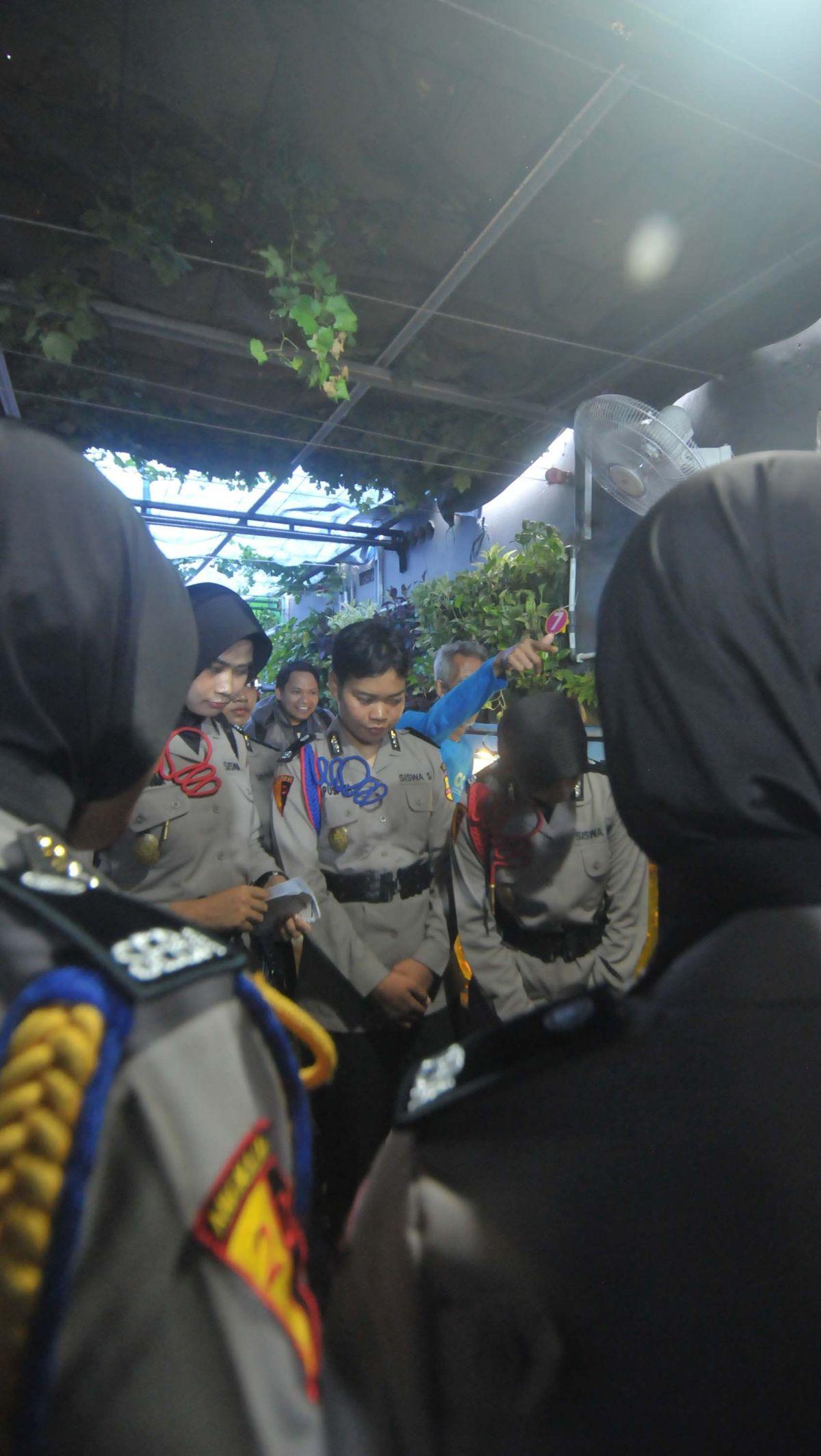 Dengan cermat, para siswa Bintara Polwan ini mengamati bagaimana proses pengembangbiakan berbagai ikan dan tanaman di kolam gizi. Foto: Merdeka.com/Imam Buhori