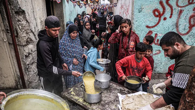 Potret Anak-anak dan Pengungsi Palestina Rela Antre untuk Dapatkan Makanan Berbuka Puasa