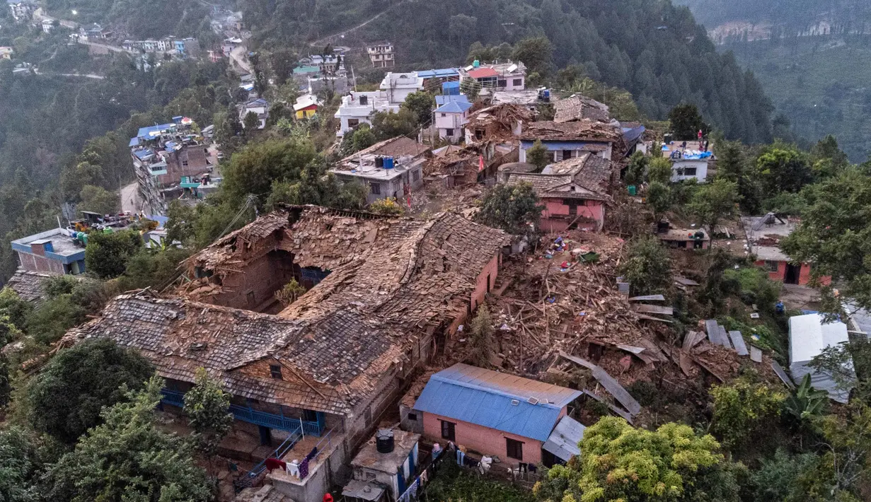 Foto udara menunjukkan rumah-rumah yang runtuh setelah gempa bumi di desa Chiuri di distrik Jajarkot pada tanggal 5 November 2023. (Prabin RANABHAT/AFP)