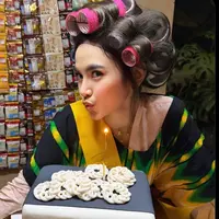 Mahalini Kenakan Daster Roll Rambut saat Ulang Tahun ke-26. [@mahaliniraharja]