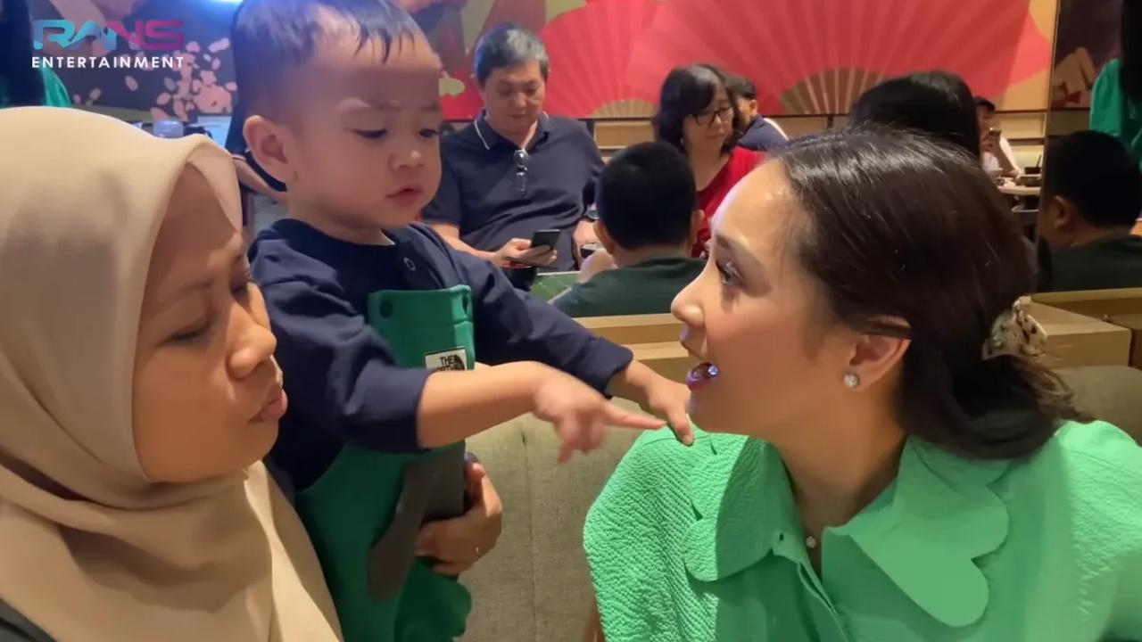 Ada momen lucu saat Nagita Slavina bersama Sus Rini sedang memilih makanan buat Rayyanza. nagita memilihkan makanan antara ikan dan ayam untuk Rayyanza.