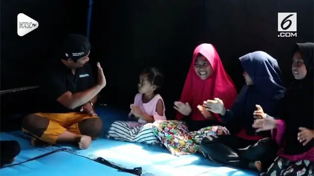 Petugas Kementrian Sosial melakukan trauma healing bagi anak-anak korban gempa Palu. Para anak diajak untuk bermain dan bernyanyi dengan ceria.