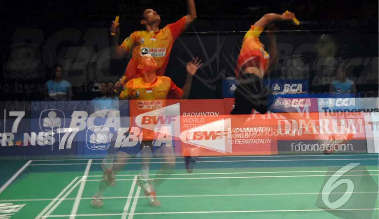 Pebulutangkis tunggal putra peringkat 28 dunia, Simon Santoso, melakukan aksi smash dalam laga kontra Hu Yun, Jakarta, Kamis (19/6/2014) (Liputan6.com/Miftahul Hayat)