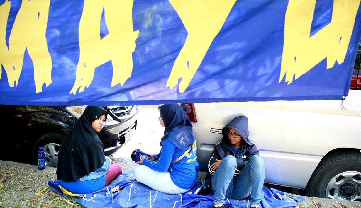 Sejumlah Aremania menyulap kendaraan pribadi menjadi 'hotel' tempat mereka menginap di Solo agar bisa menyaksikan duel Sriwijaya FC vs Arema Cronus di Stadion Manahan, Solo, pada Minggu (11/10/2015). (Bola.com/Nicklas Hanoatubun)