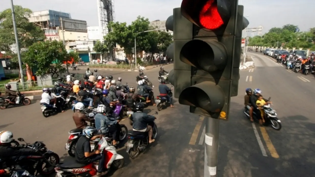 [Bintang] 5 Orang yang Biasanya Nyamperin Kalau Lagi Berenti di Lampu Merah